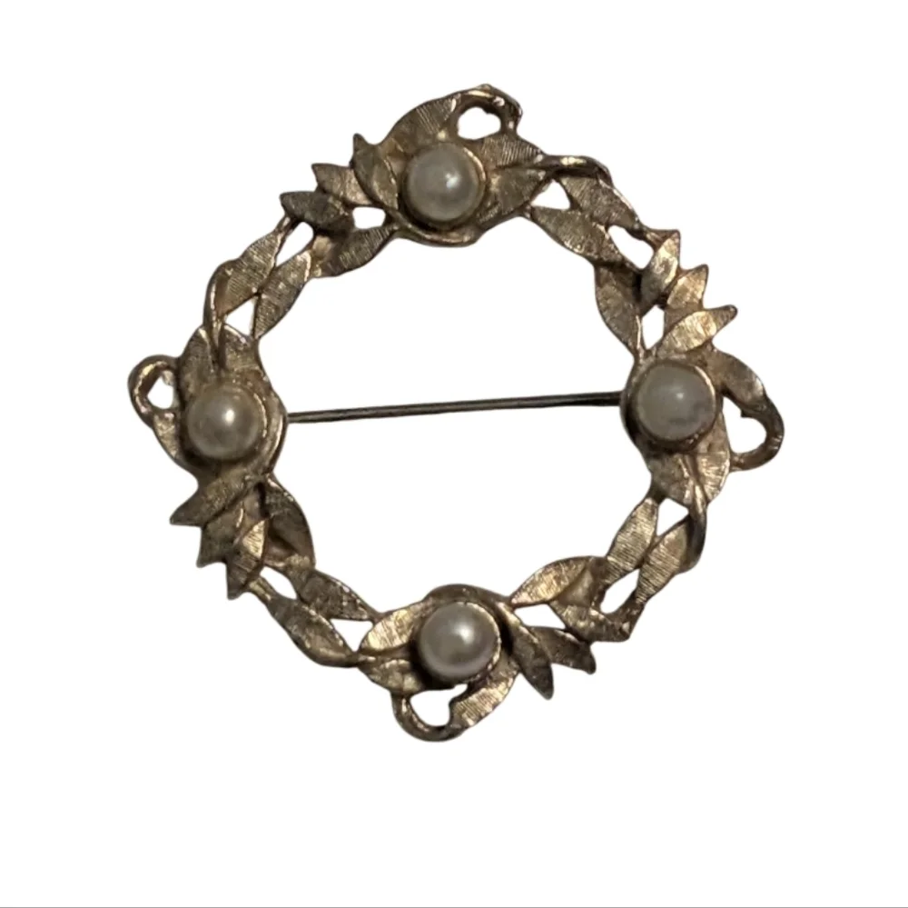 Elegant Gold Brooch with Pearls‎